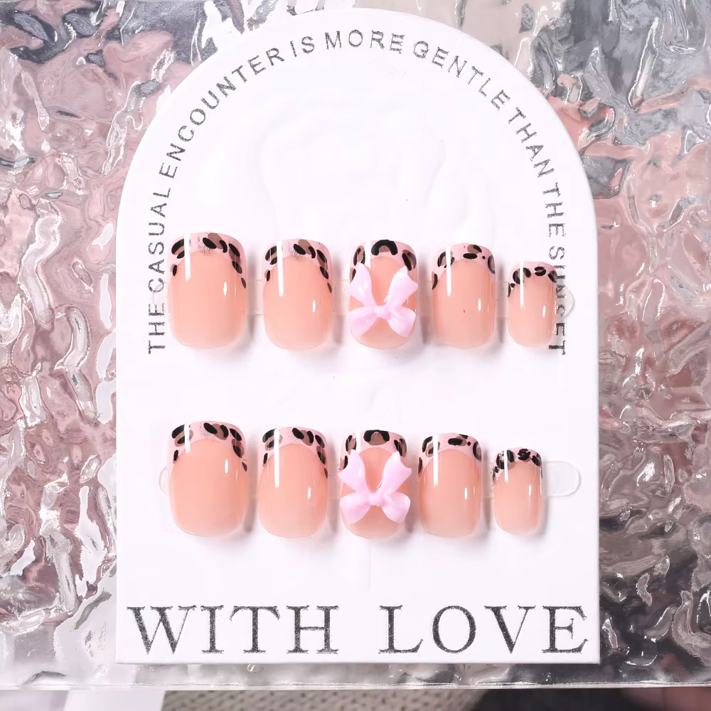 24 faux ongles dorés ondulés marron à motifs floraux avec strass et perles, forme amande, à presser,