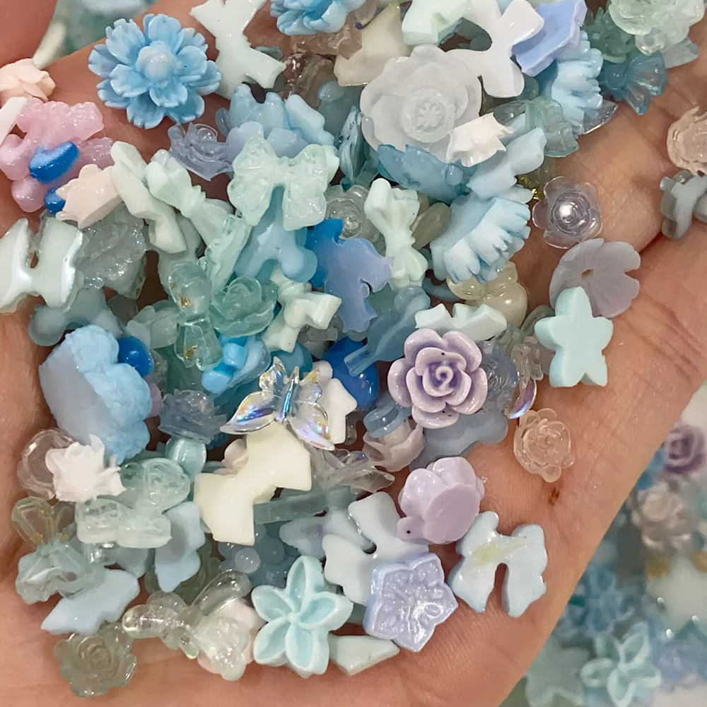 50 g/sac aléatoire bleu mixte arc/fleur Nail Art breloques 500-600 pièces résine camélia/Bowknot ong
