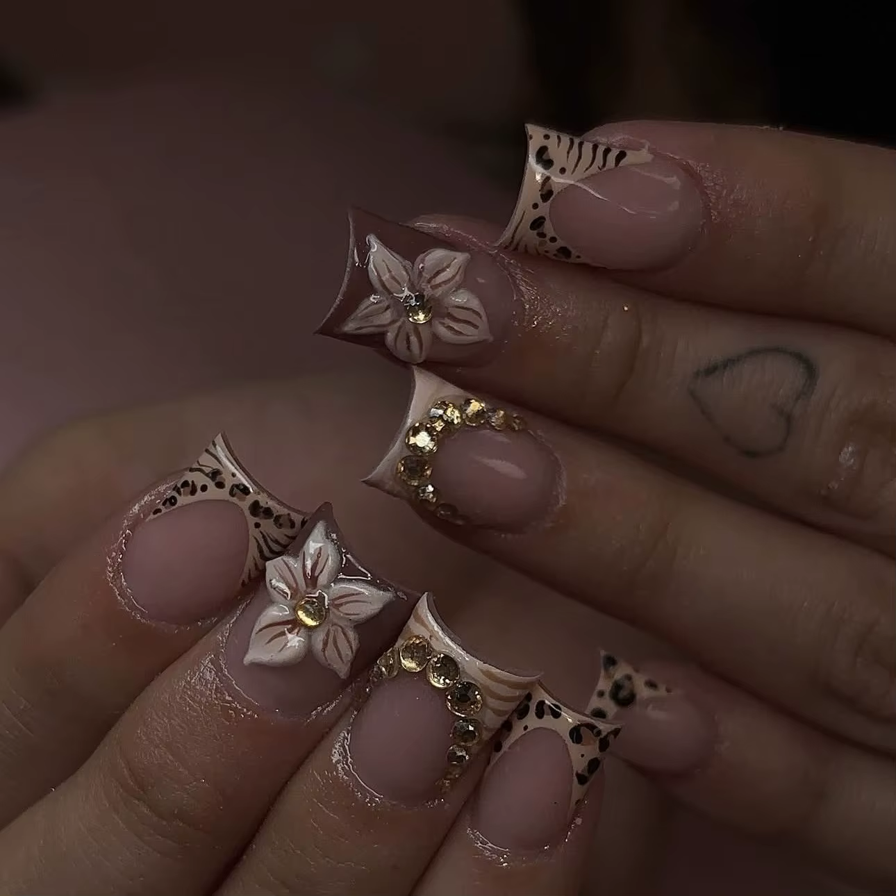 24 faux ongles français imprimé léopard, motif floral marron, courts et carrés, avec design diamant,