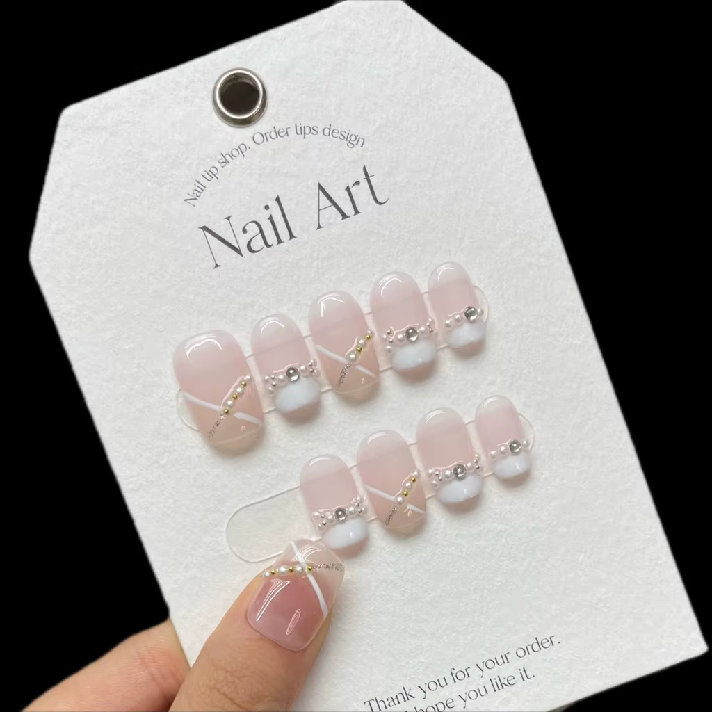 Doux français à la main porter des ongles Niche minimaliste moyen Nail Art patchs croix perle queue