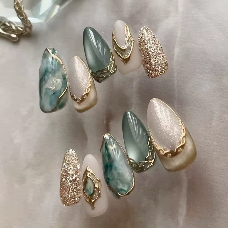24 faux ongles argentés effet œil de chat avec motif baroque, brillants, style amande gothique, réut