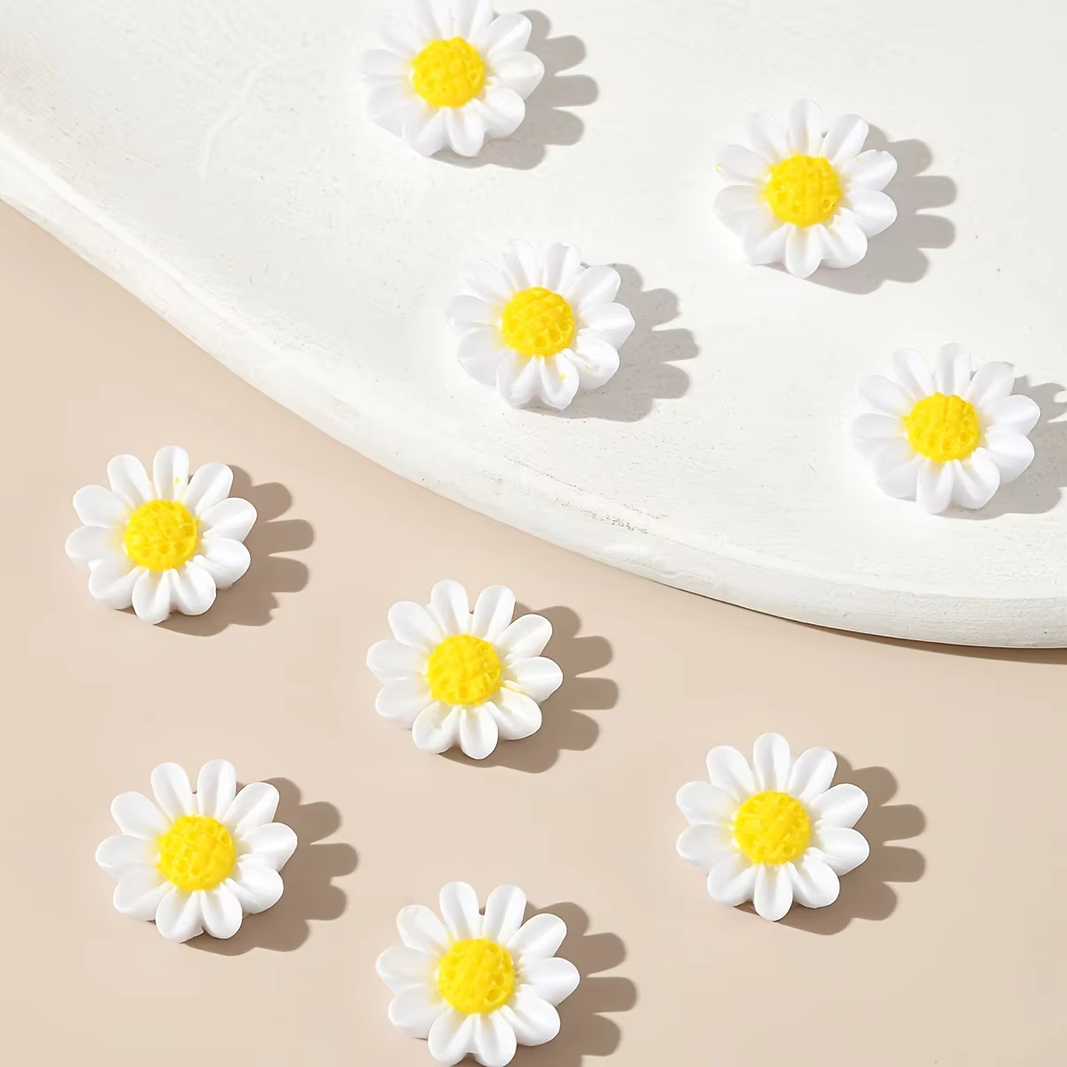 50 mini ornements floraux plats en forme de tournesol, parfaits pour le nail art, les bricolages de 