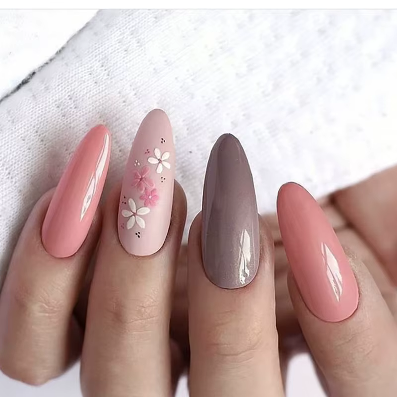 24 pièces fleur couverture complète Nail Art longue amande faux ongles avec poudre brillante dorée c