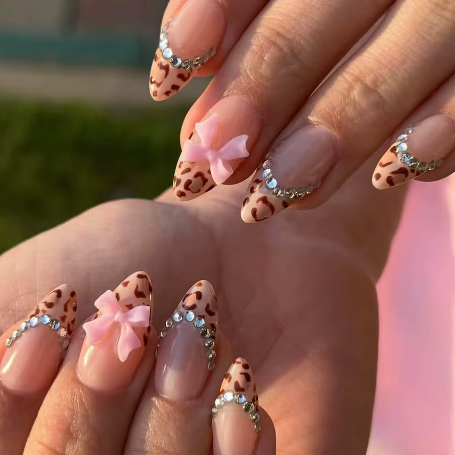 Lot de 24 faux ongles amande français marron mi-longs à presser, avec pois blancs, nœud 3D et perles
