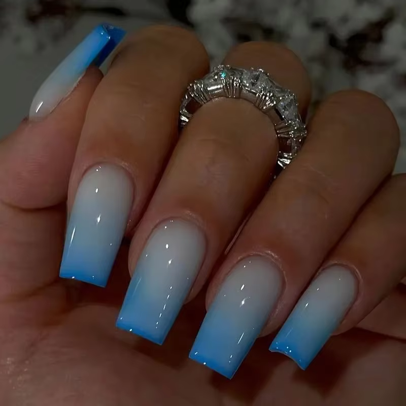 Faux ongles carrés dégradés bleus à pression, 24 pièces, avec longs brillants en acrylique, entièrem