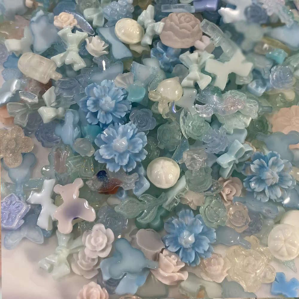 50 g/sac aléatoire bleu mixte arc/fleur Nail Art breloques 500-600 pièces résine camélia/Bowknot ong