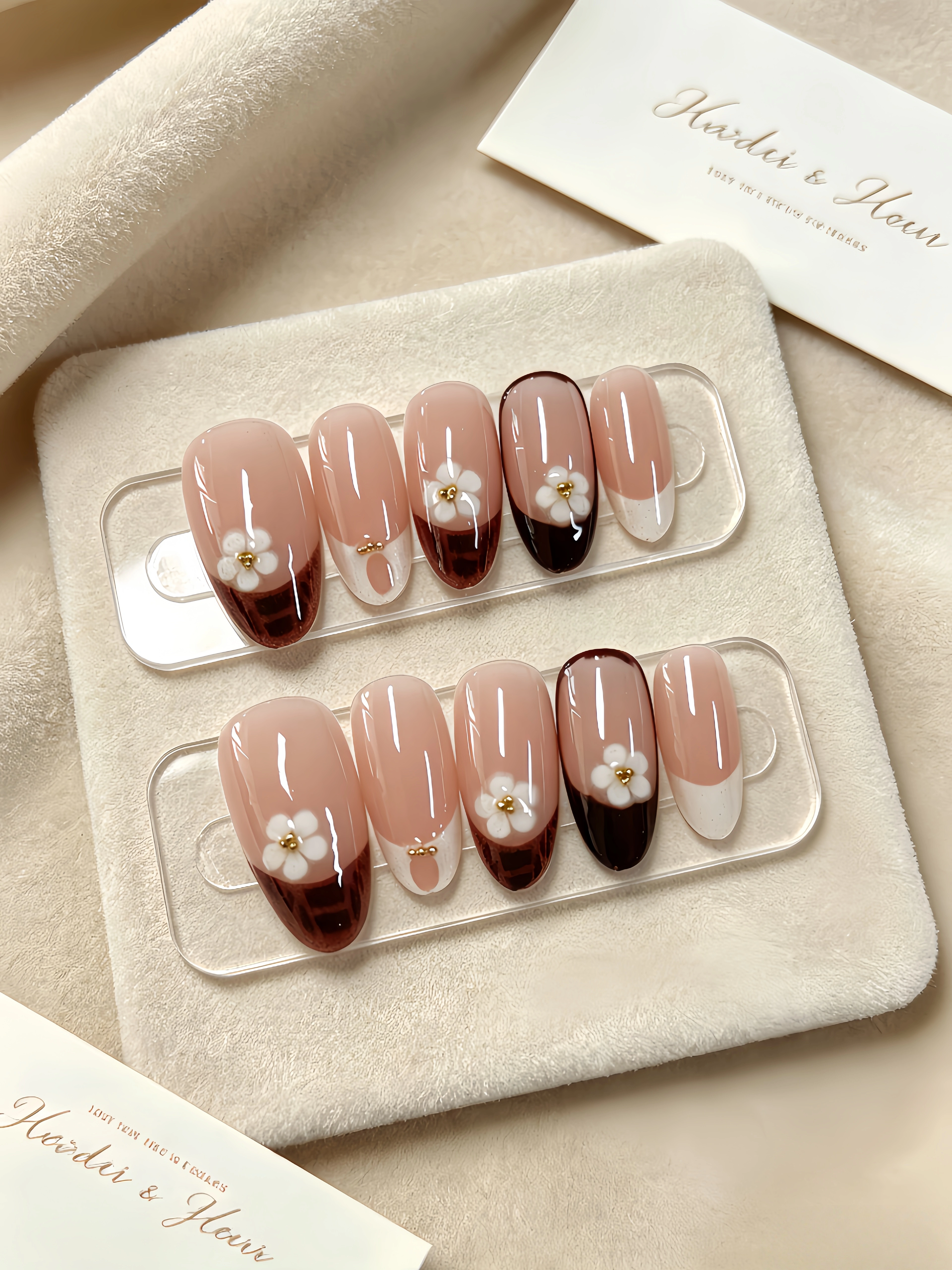 10 faux ongles courts en forme d'amande, couleur nude abricot brun, avec un motif léopard blanc et m