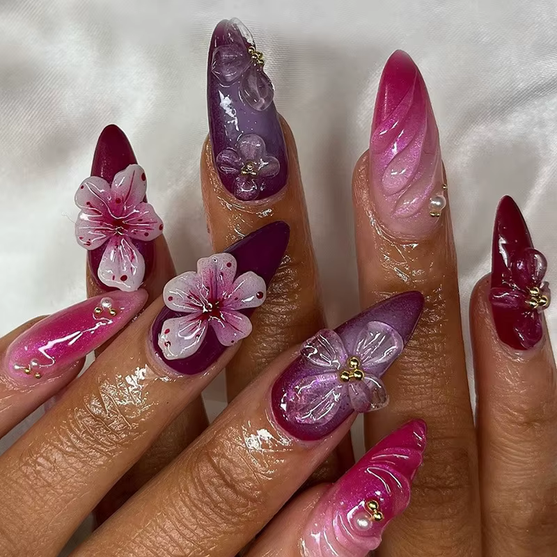 Faux ongles de luxe Maillard en amande à presser avec motif floral 3D et coquille, brillants et réut