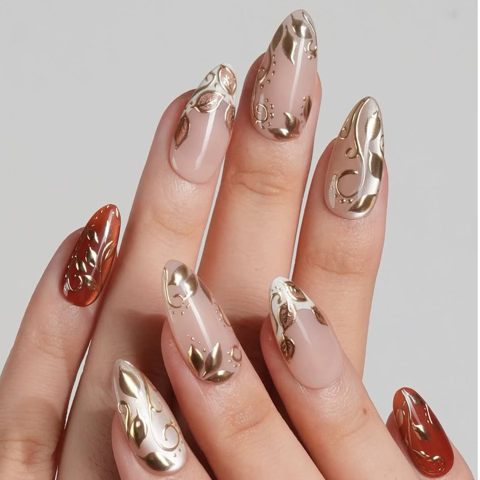 24 faux ongles dorés en amande avec colle, effet œil de chat rouge, style français simple, à presser