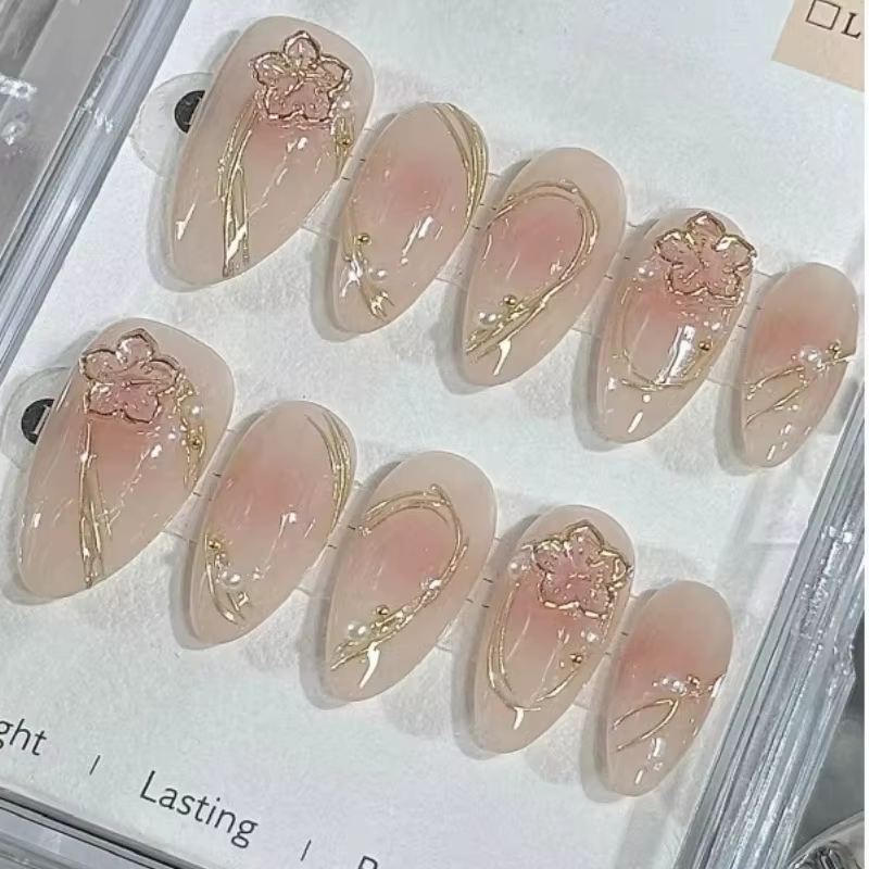 Pièces de Nail Art en forme d'amande faites à la main, incrustées de bandes de fleurs dorées détacha