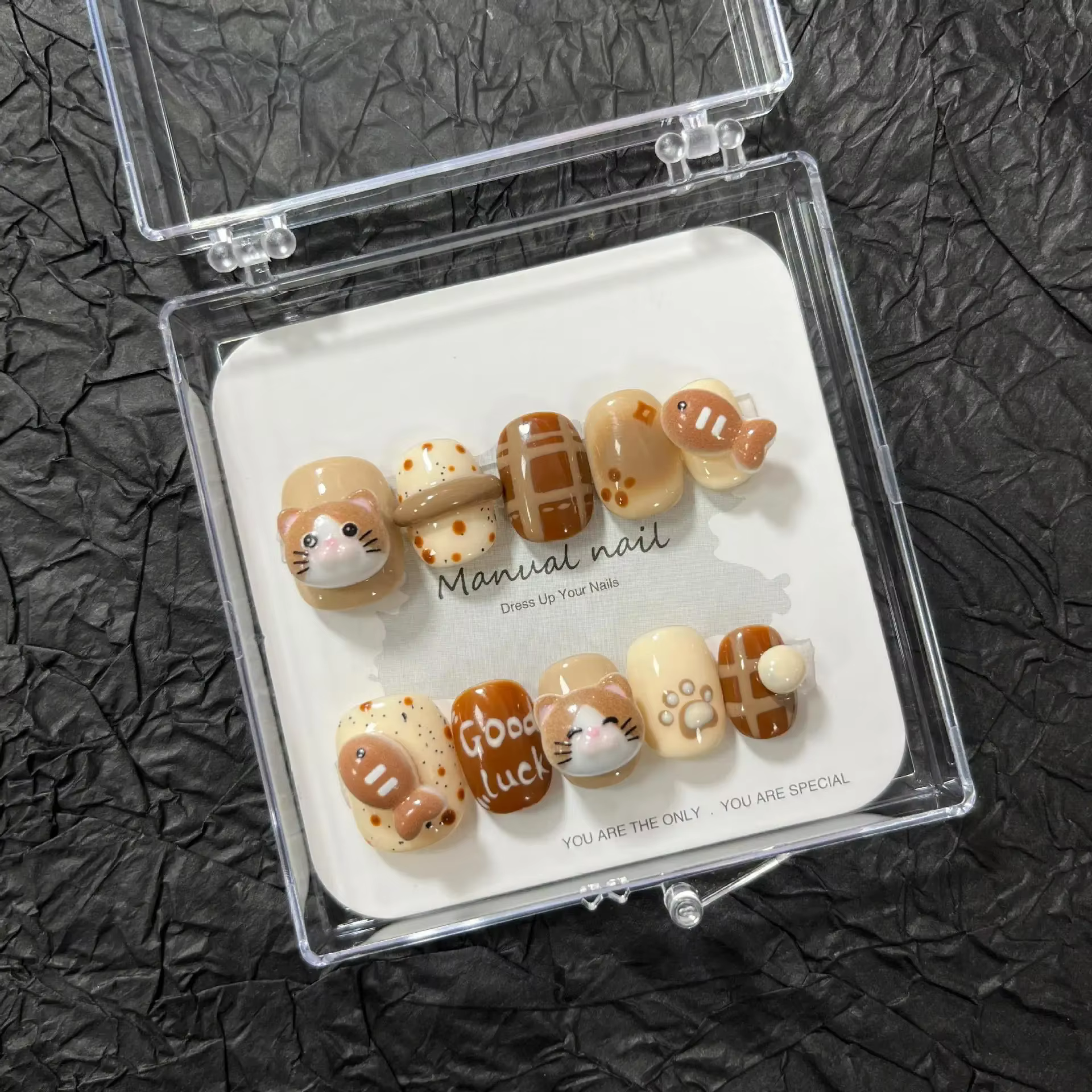 Faux ongles à pression marron chaud fait à la main chaton mignon mangeant du poisson vêtements court