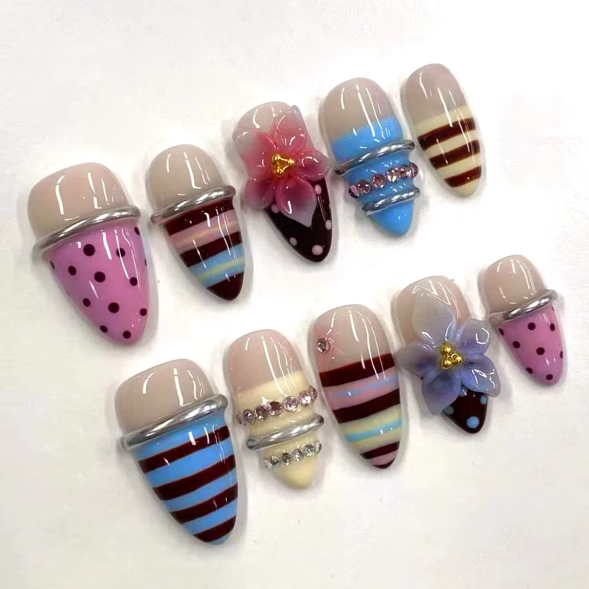 24 faux ongles en amande de luxe, couleur blush ombrée, art des ongles 3D doré, faux ongles français