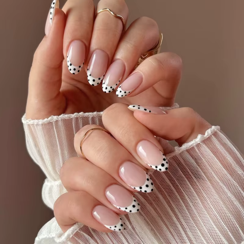 Faux ongles courts et ronds blancs à pois roses nude, prêts à poser, détachables, pour nail art