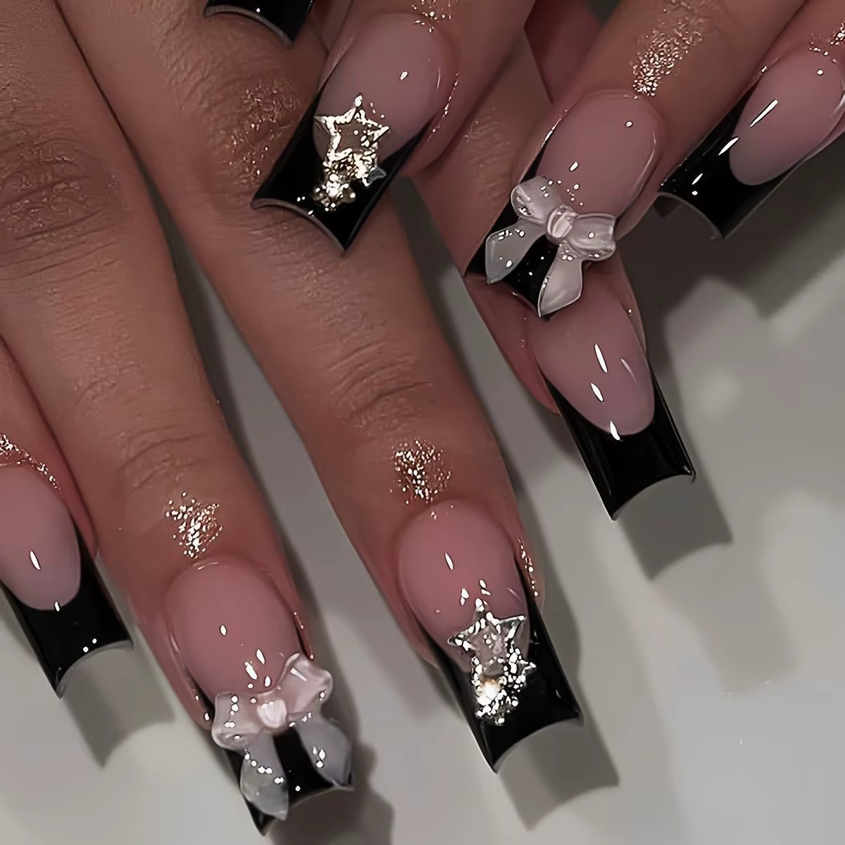 Conseils français noirs presse sur les ongles 3D blanc nœud papillon alliage étoiles modèles faux on