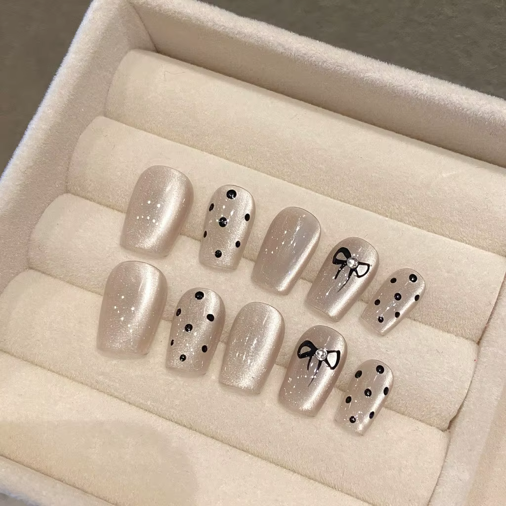 Hepburn Style fête Style à la main porter des ongles Design de luxe arc diamant à pois faux ongles o