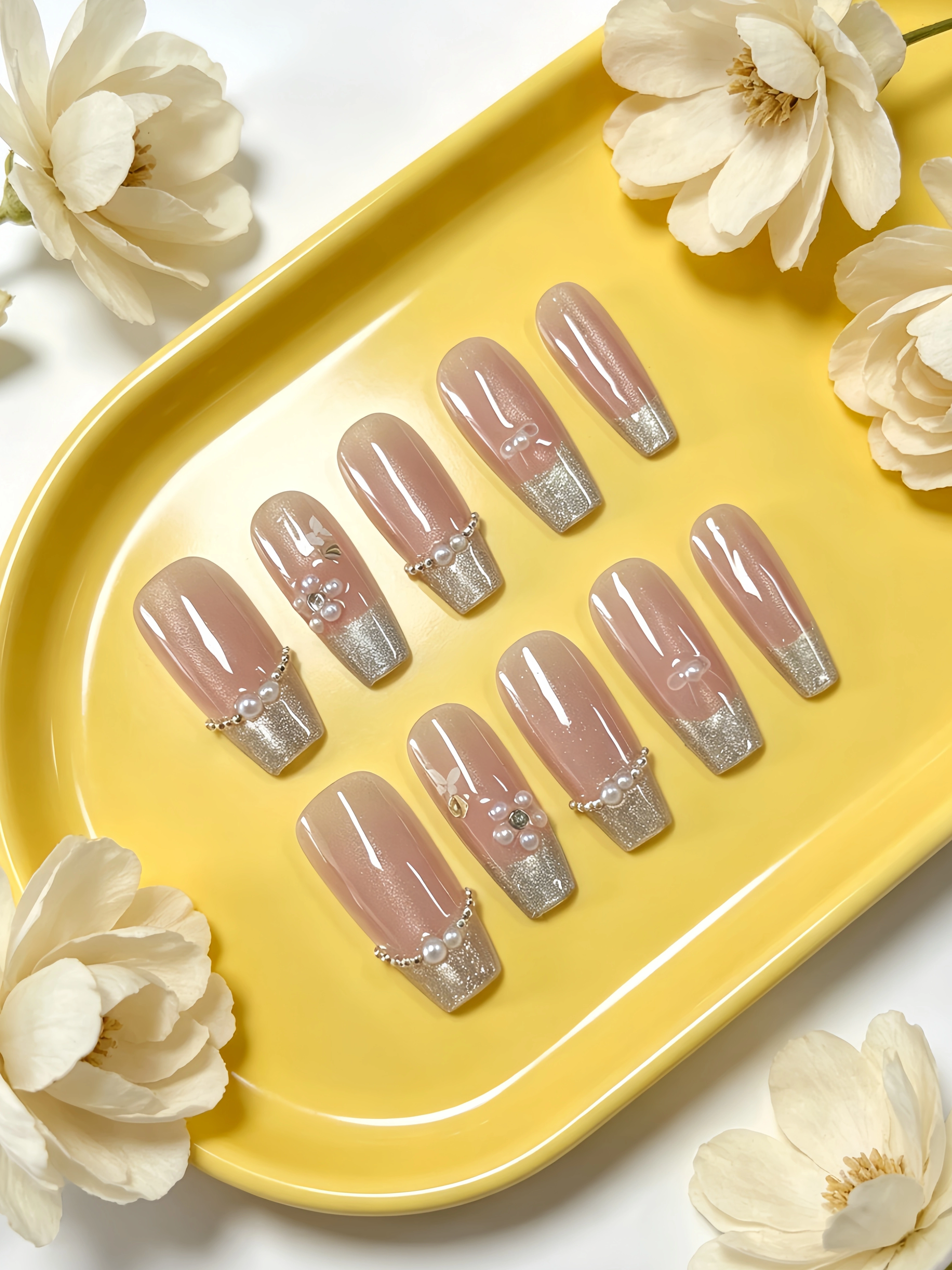10 faux ongles trapézoïdaux de longueur moyenne, design œil-de-chat avec des couleurs principales ro