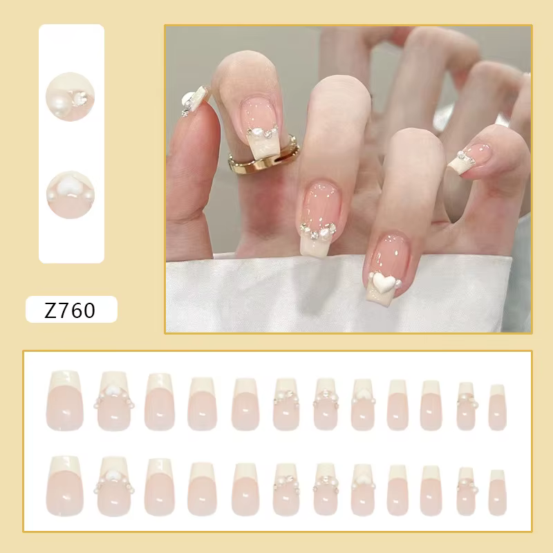 Faux ongles courts en press-on jaune crème style ballerine avec perles blanches et strass, mignons e
