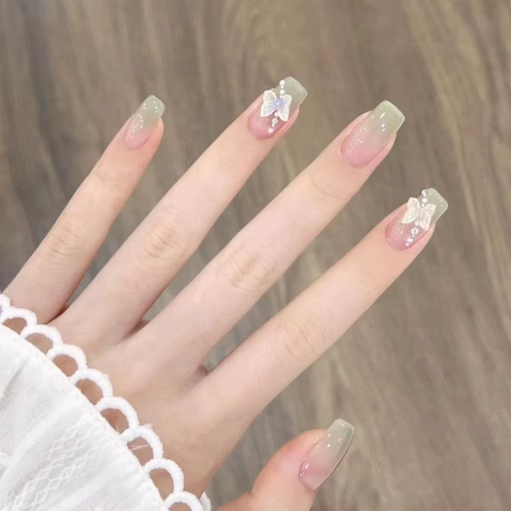 Faux ongles d'été frais faits main, verts, avec petits papillons 3D, élégants et délicats, de longue
