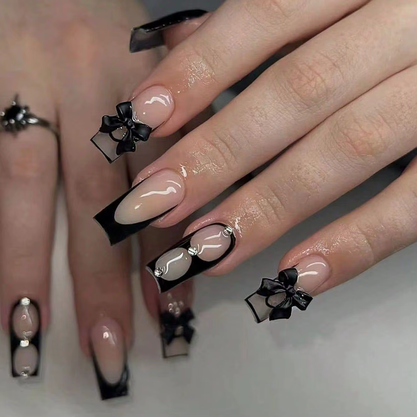 24 pièces d'ongles pointus français noirs, conception d'ongles faux carrés moyens, nœud noir, faux o