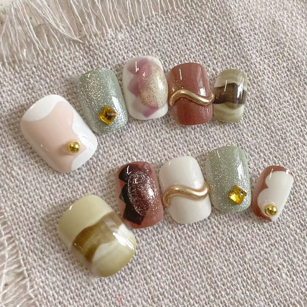 10 pièces de faux ongles courts, carrés-ronds, faits à la main, à motif marbré, dorés et incurvés, a