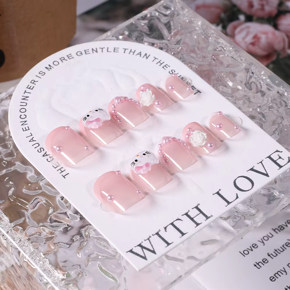 24 faux ongles courts carrés français avec motif Hello Kitty, faux ongles à couverture complète pour