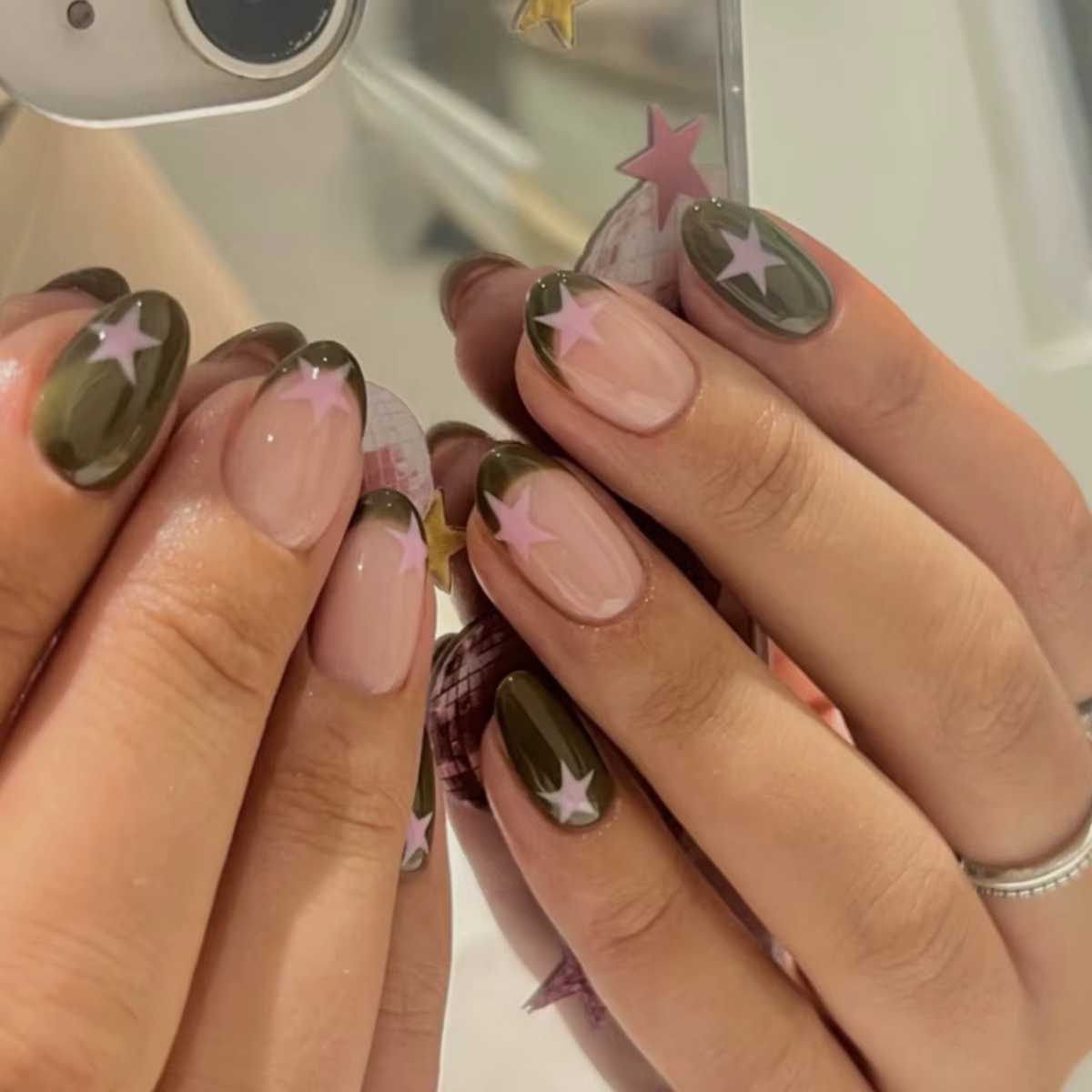 Faux ongles avec finition brillante, Camouflage de forêt tropicale, avec pointes d'étoile à cinq bra