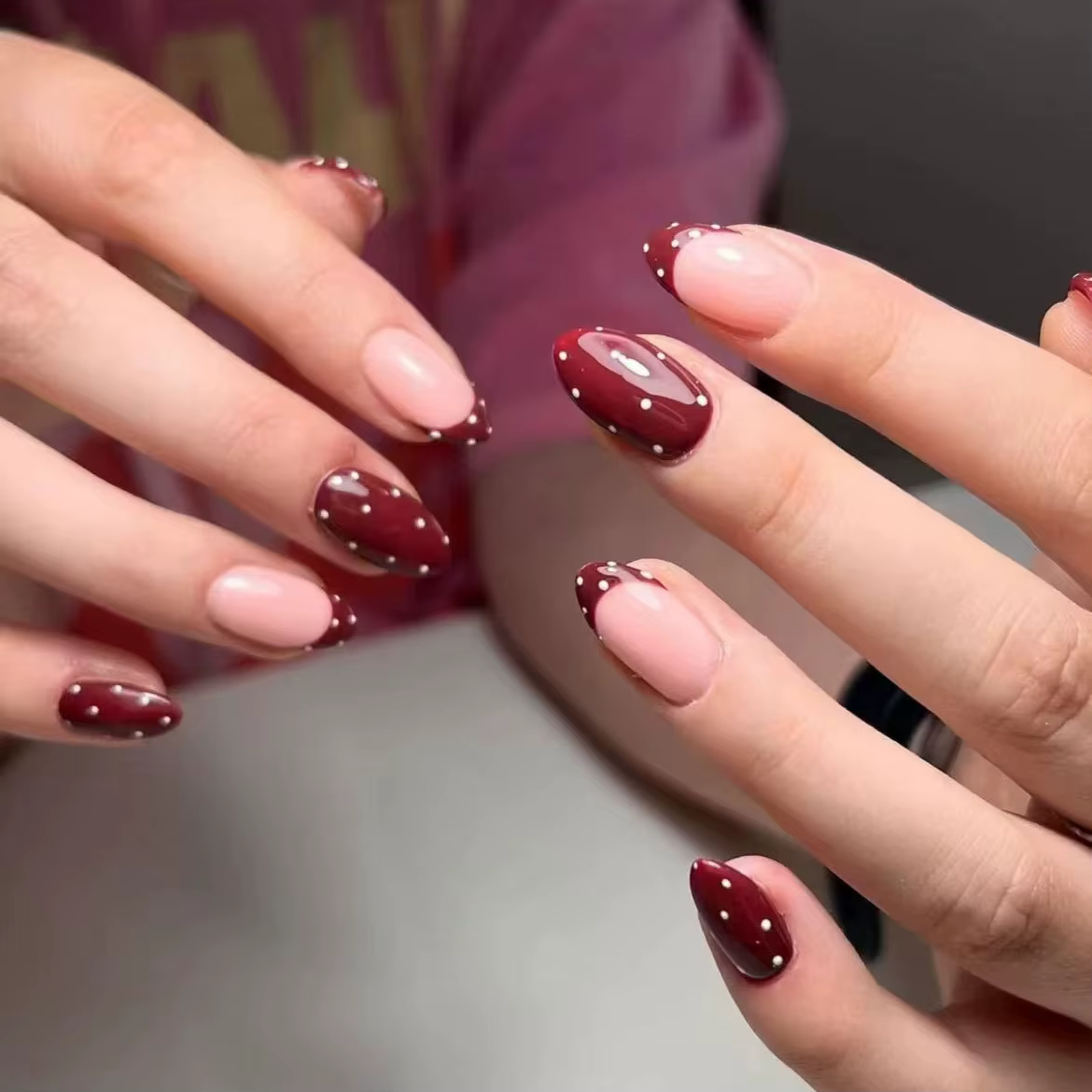 Faux ongles français rouge vin, courts, ovales, à pression, motifs de points élégants, breloque épic