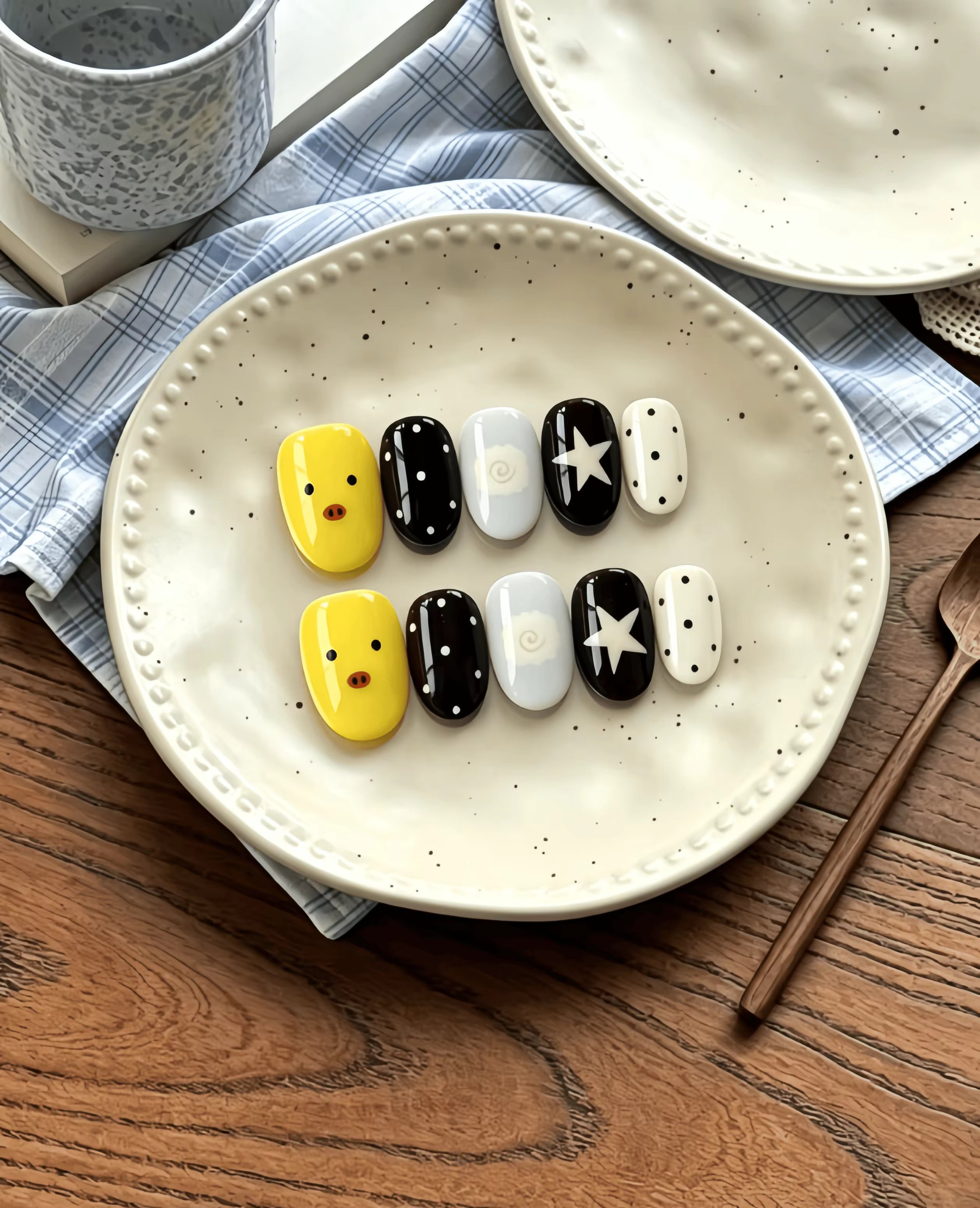 10 faux ongles courts à motifs de petits canards jaunes, doux et mignons, au style enfantin, avec de