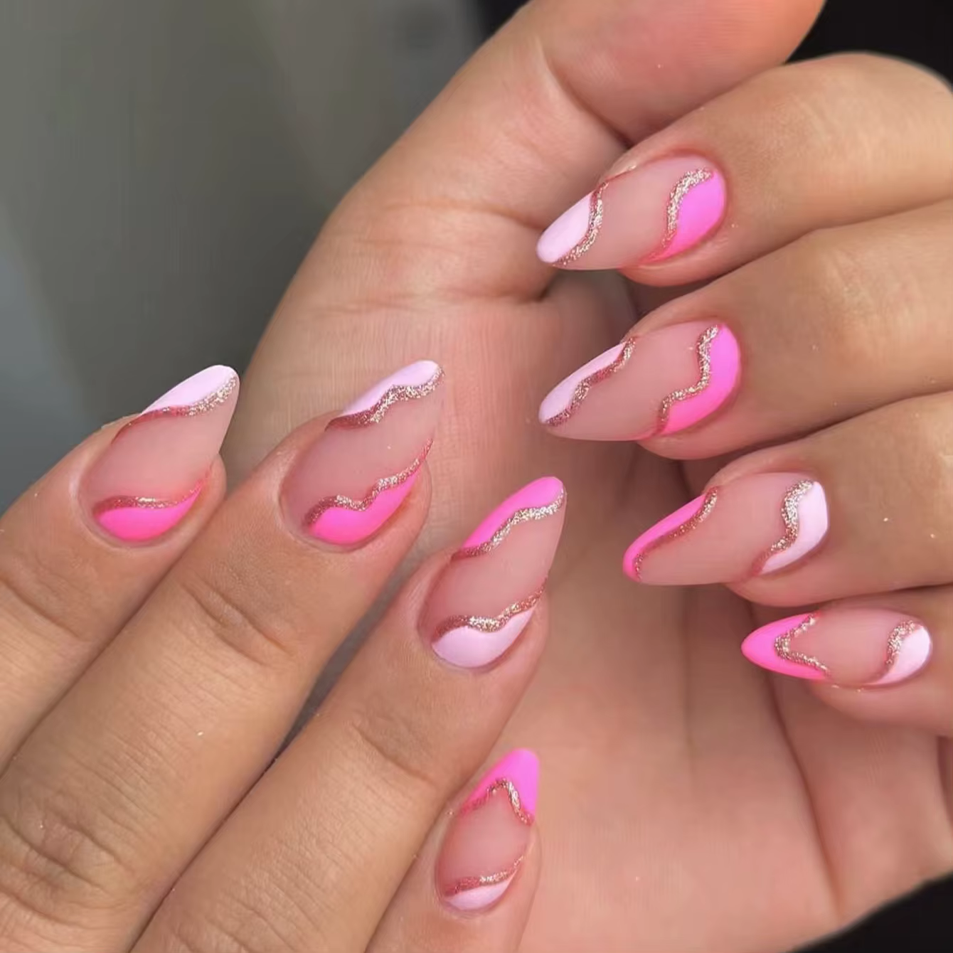 24 faux ongles en amande, pour un look instantanément amélioré, rose et blanc, ornés de lignes dorée