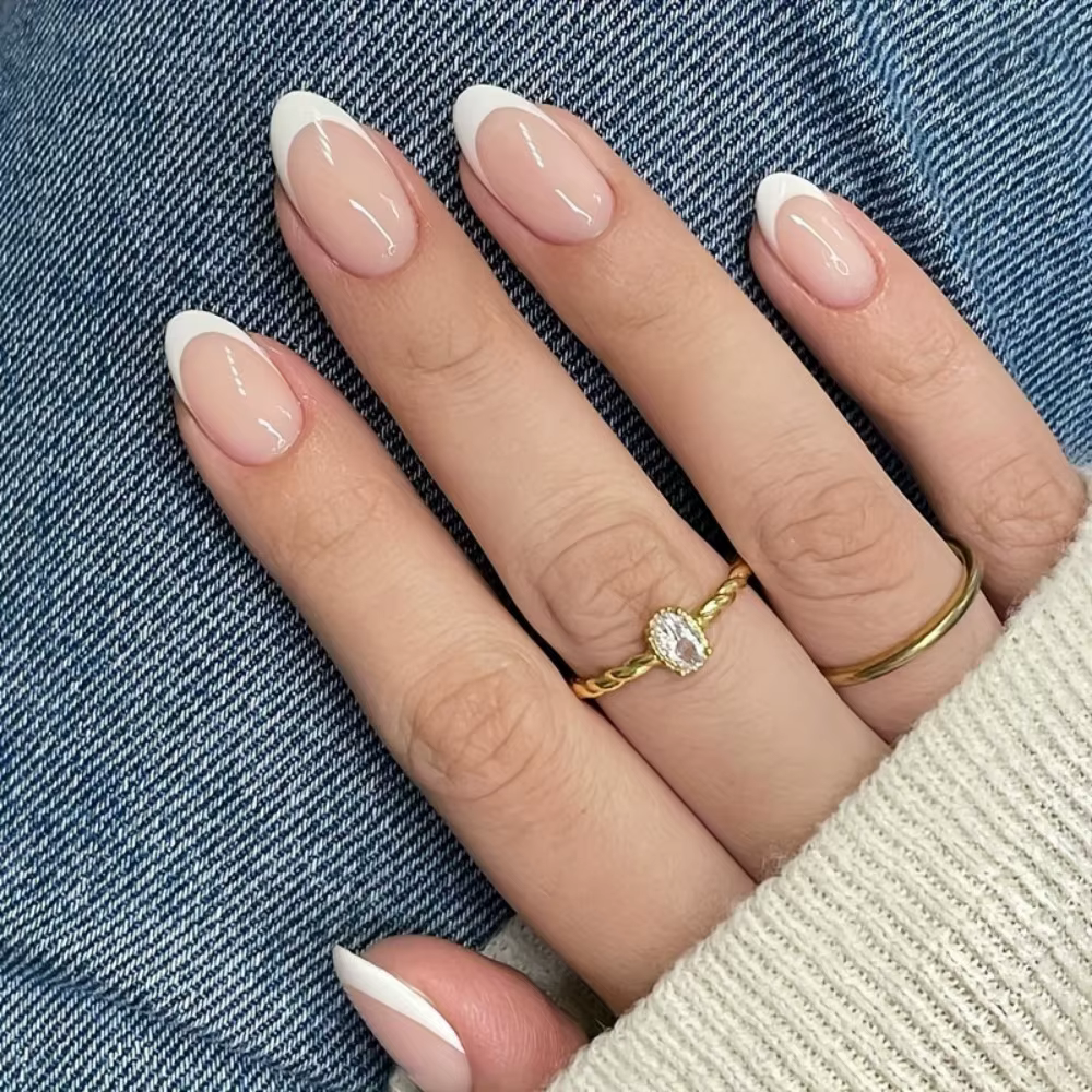 24 faux ongles classiques à bout français, forme amande, base nude, bout blanc, couvrance totale, po