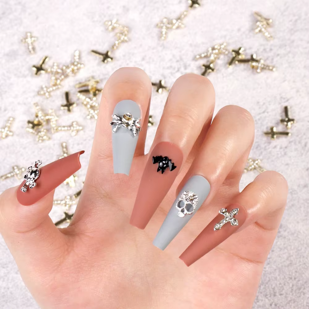 Breloque en métal pour Nail Art, crâne, araignée, croix, squelette, croix argentée, strass, croix 3D