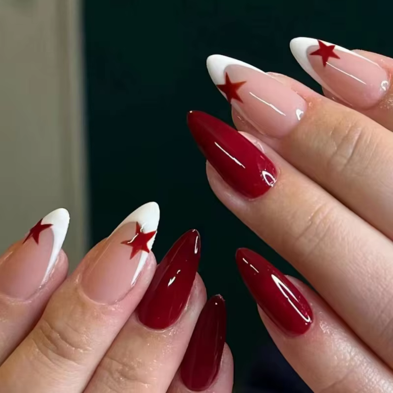 24 faux ongles brillants en forme d'étoile rouge avec une pointe gris-blanc, un motif rouge foncé et