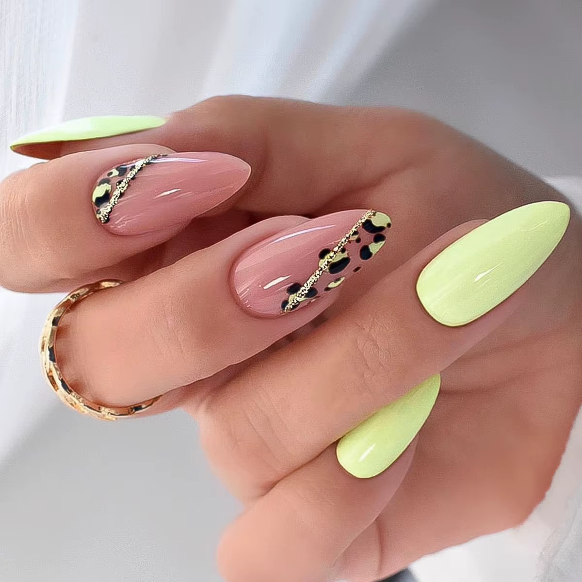 24 faux ongles courts en amande à presser, motif pomme rouge, avec strass ovales, à couverture compl