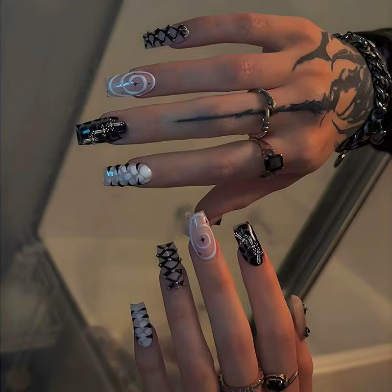 Nouveauté 2026 – 24 faux ongles noirs et blancs style punk gothique, décorés de lignes spirales et d
