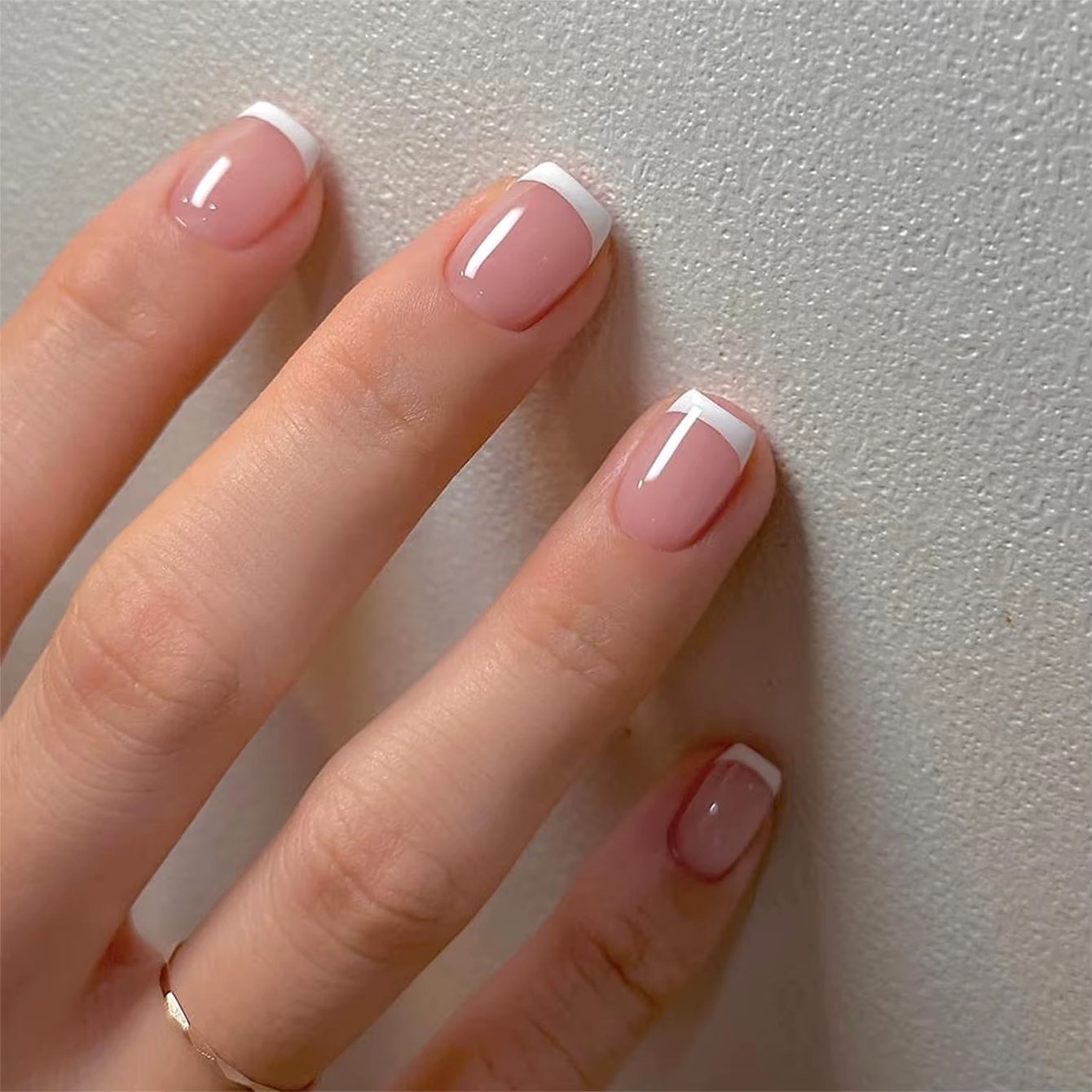 24 pièces d'ongles courts minimalistes français avec 1 lime et 1 gel gelée