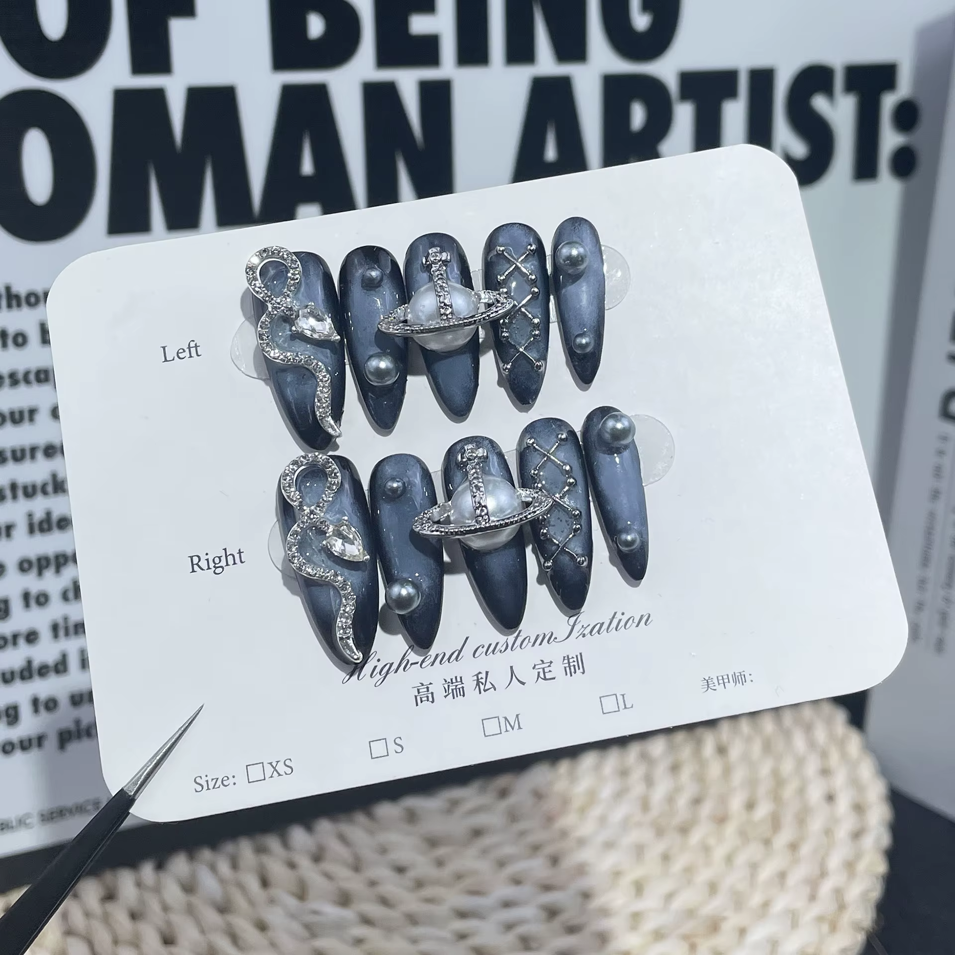 Presse cosmique mystérieuse sur les ongles, bleu foncé avec diamant, conception de planète serpent p
