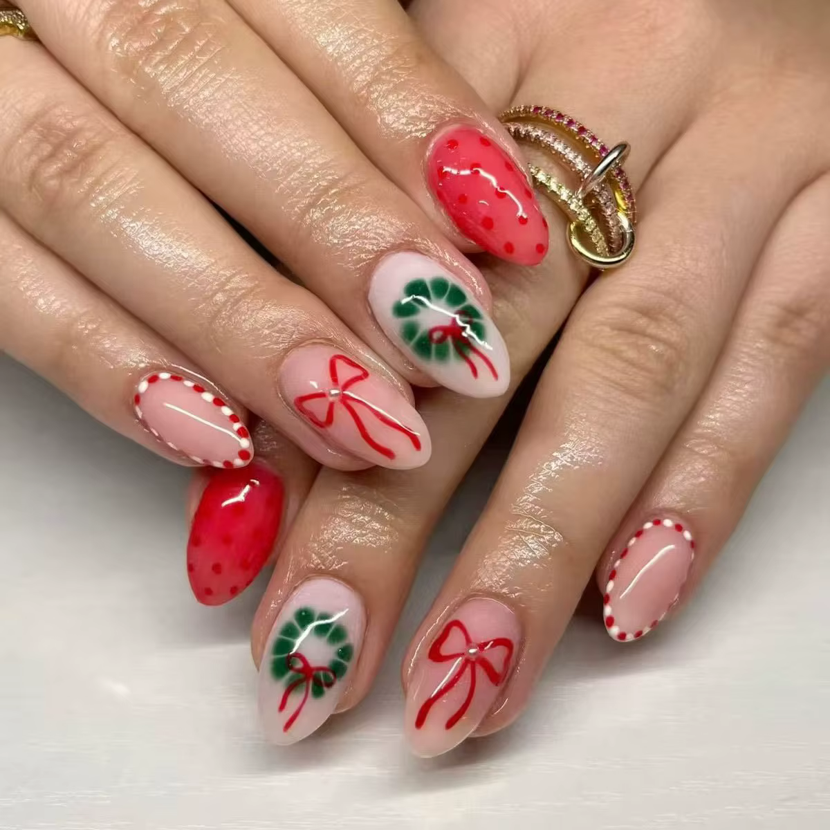 24 faux ongles à presser moyens en forme d'amande, rouge bordeaux, avec motifs lapin de dessin animé