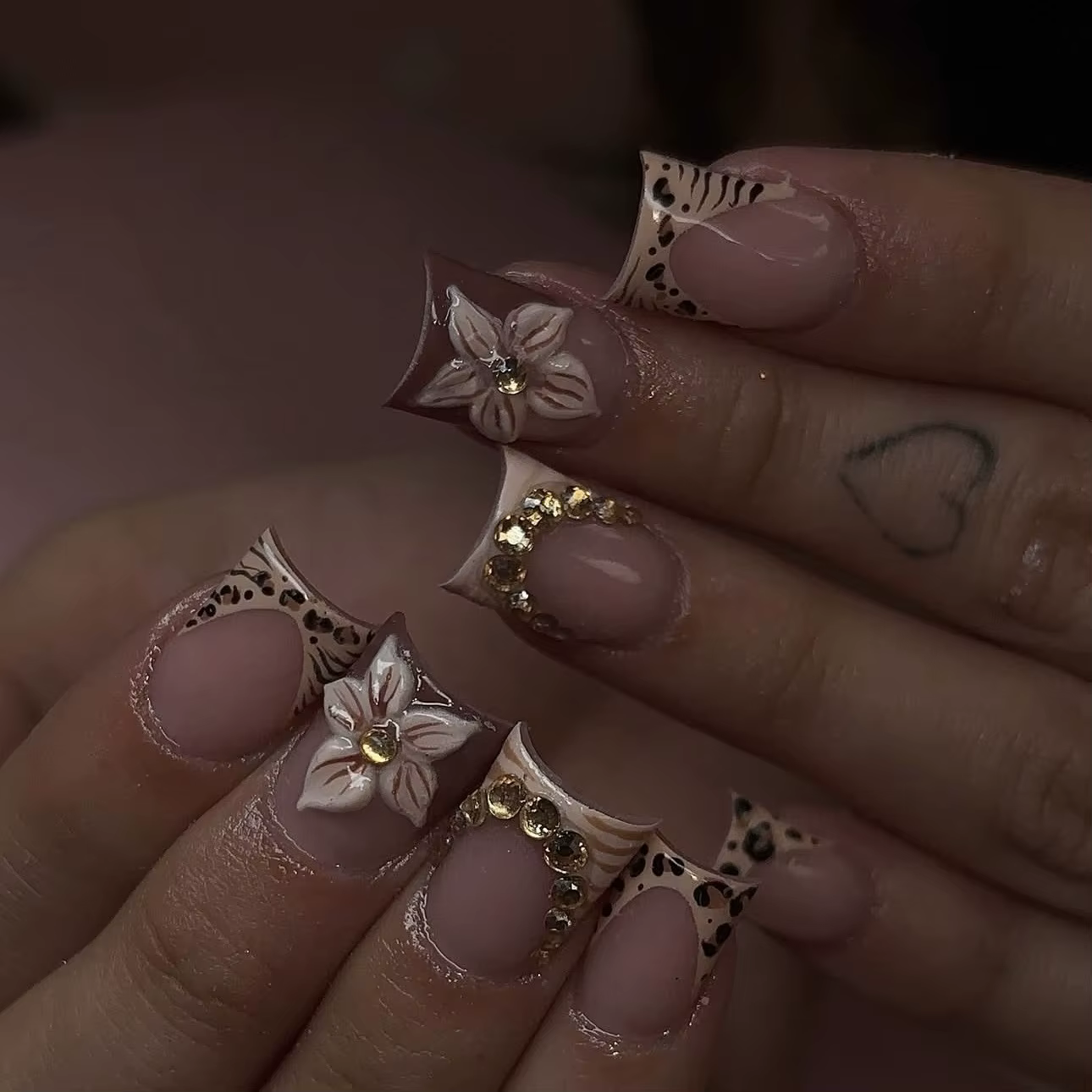 24 faux ongles de style français à motif léopard - Style Hot Girl, motif floral marron, courts, carr