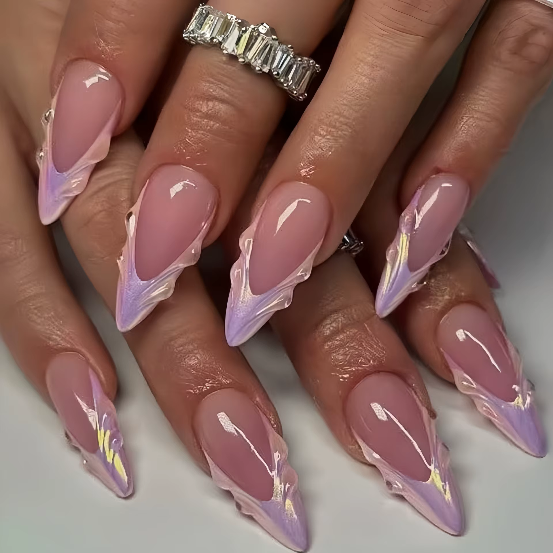 Faux ongles moyens pour femmes et filles, dégradé de couleurs violettes avec bordure dorée, pointes 