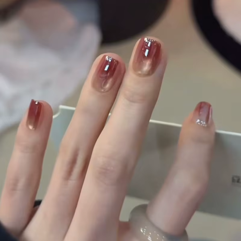 24 faux ongles courts marron œil de chat avec breloques pour filles, dégradé, à coller, avec colle