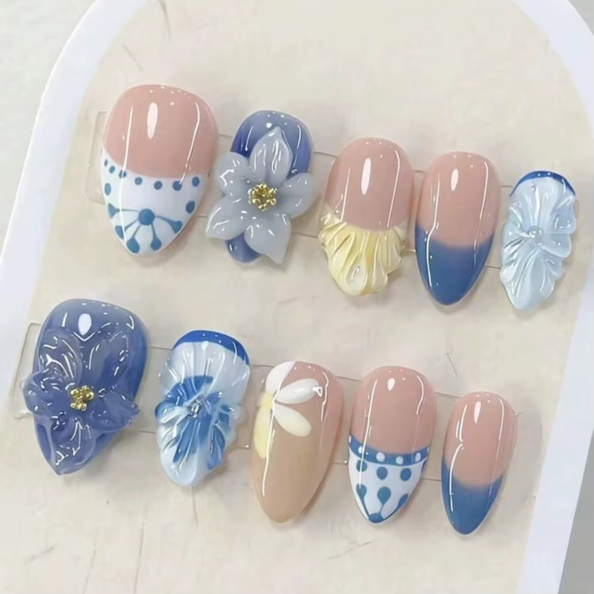 10 faux ongles faits à la main en forme d'amande, style français dégradé bleu frais, avec fleurs mul