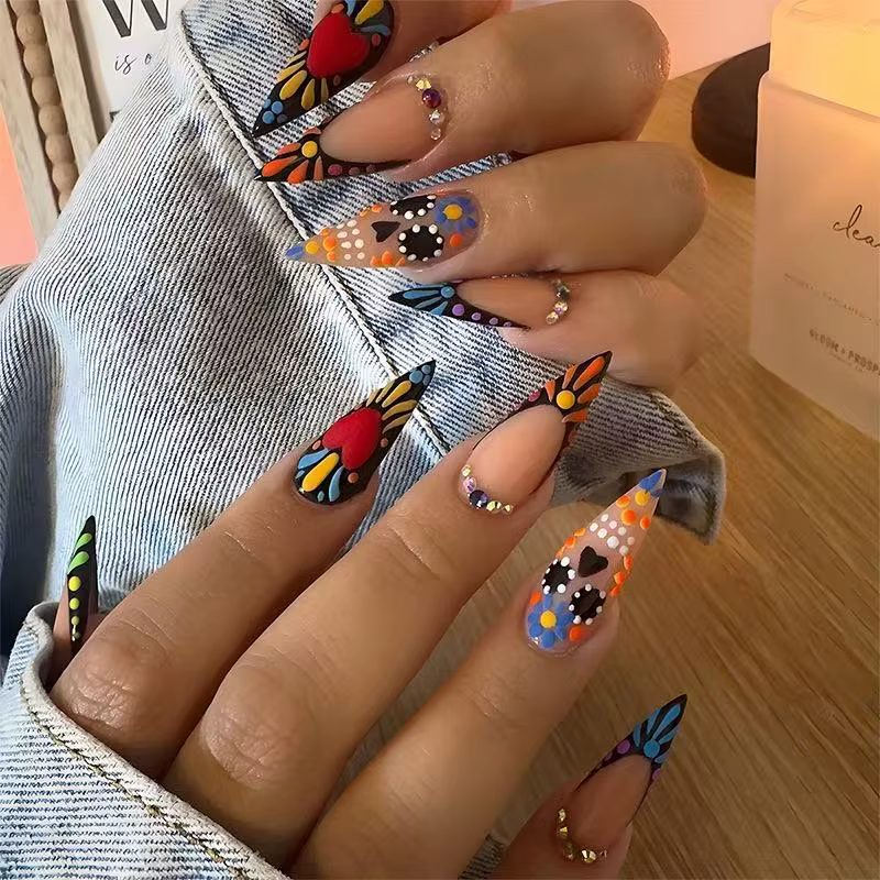 24 faux ongles, motif floral abstrait en forme de cœur orné de strass, style nude à presser, pour na