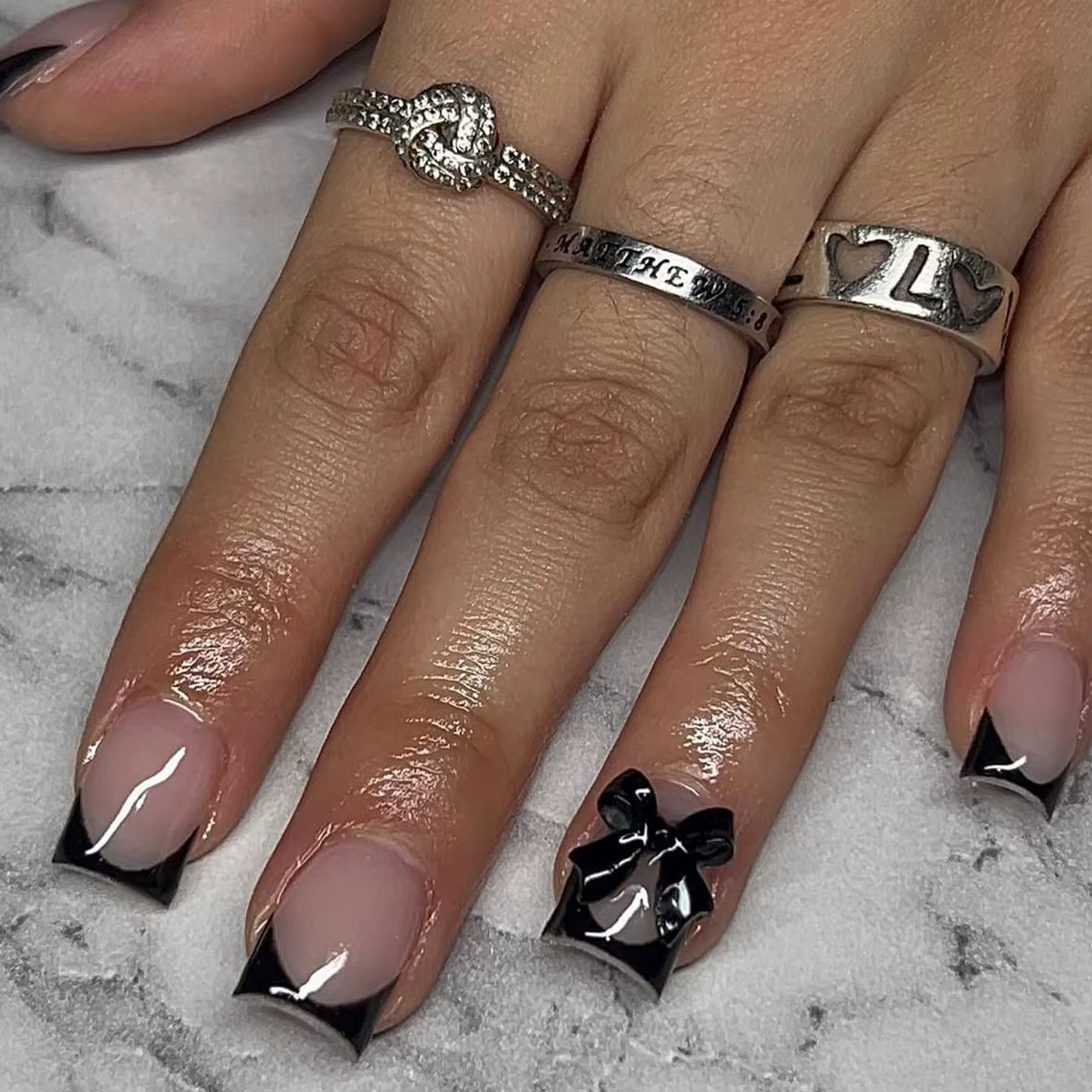 24 pièces presse sur ongles court amande nœud papillon noir presse sur ongles blanc perle douce poin
