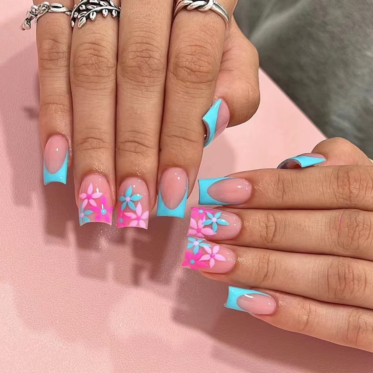 24 pièces français bleu faux ongles Art avec mode fleur Design court carré faux ongles conseils fini