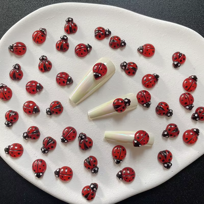 50 pièces mignon insecte coccinelle ongles breloques 3D résine coccinelles Nail Art strass 8*10mm ét