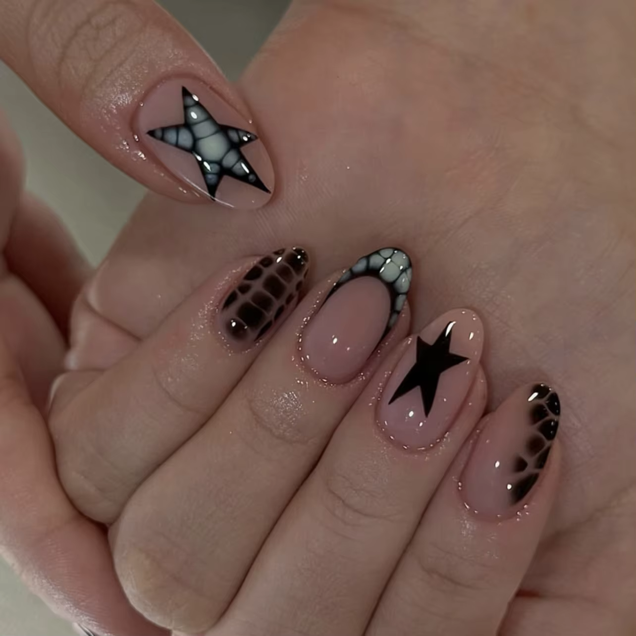 24 pièces rouge étoile imprimer faux ongles doux Cool court amande presse sur ongles pour les femmes