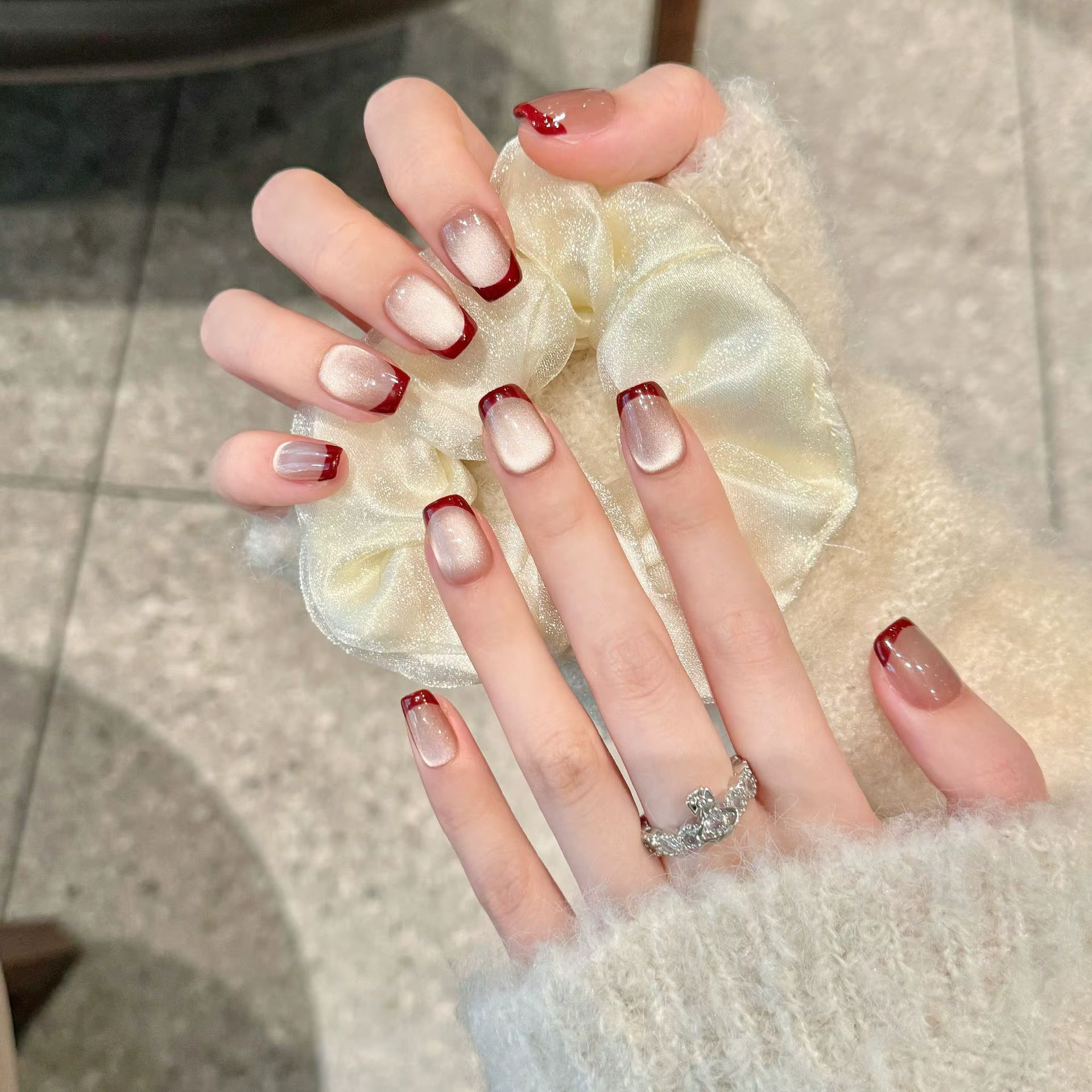 Faux ongles français courts faits à la main, Design œil de chat rouge vin Simple, couverture complèt