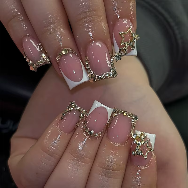 Faux ongles français courts carrés blancs réutilisables, avec chaîne étoile en strass, couleur chair