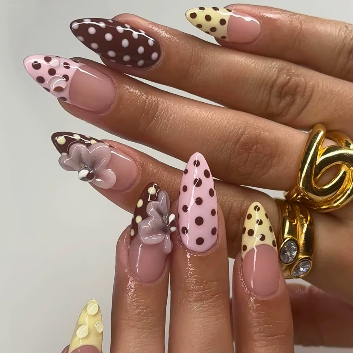 24 faux ongles à presser en amande, motif floral, rose français, à pois, couvrance totale, avec stra