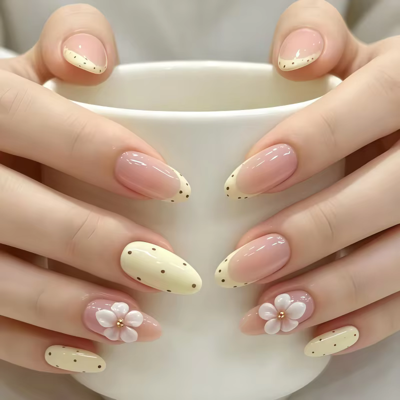 24 faux ongles classiques minimalistes à pointe longue, base gel nude transparente, points blancs pe